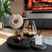  handgemaakte matzwarte maanvormige tray, van hout met een toplaag van leer, in de print van rog in de kleur zwart, is echt een exclusief woonaccessoires die je niet veel zal tegenkomen. 