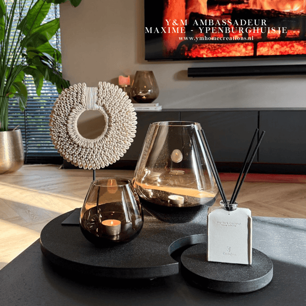  handgemaakte matzwarte maanvormige tray, van hout met een toplaag van leer, in de print van rog in de kleur zwart, is echt een exclusief woonaccessoires die je niet veel zal tegenkomen. 