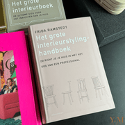 Een must-have voor een interieur! Het grote interieurstyling-handboek’ van Frida Ramstedt is dé gids bij het inrichten van je huis. Hoe creëer je een huis dat echt als thuis aanvoelt? Het boek biedt ideeën, tips en technieken die je zelf kunt toepassen. Haal je eigen interieurstylist in boekvorm in huis.