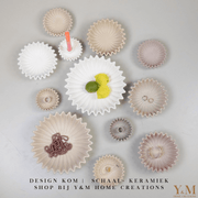 Wit | Taupe | Sand Wave schaal, keramiek. Prachtige waaier schaal | Kom. Vorm van een koffiefilter. Mooi als decoratie of voor praktisch gebruik: deze plissékom past altijd en in elk interieur!