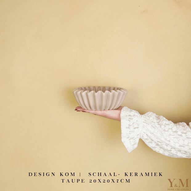 Taupe | Bruin Wave schaal, keramiek.  Prachtige waaier schaal | Kom. Vorm van een koffiefilter. Mooi als decoratie of voor praktisch gebruik: deze plissékom past altijd en in elk interieur!
