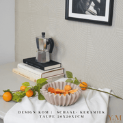 Taupe | Bruin Wave schaal, keramiek.  Prachtige waaier schaal | Kom. Vorm van een koffiefilter. Mooi als decoratie of voor praktisch gebruik: deze plissékom past altijd en in elk interieur!