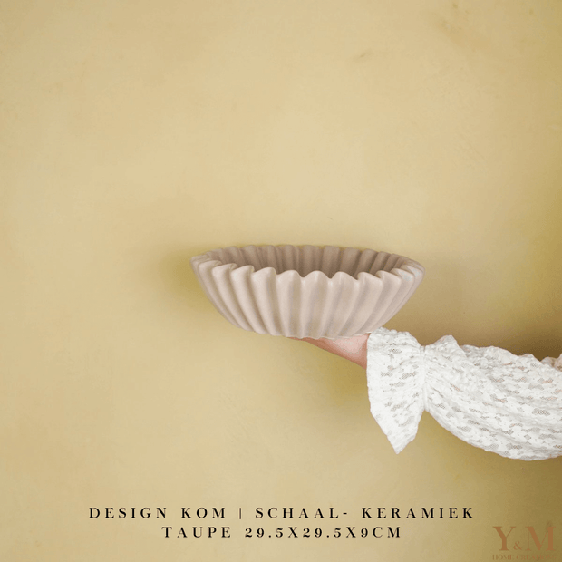 Taupe | Bruin Wave schaal, keramiek.  Prachtige waaier schaal | Kom. Vorm van een koffiefilter. Mooi als decoratie of voor praktisch gebruik: deze plissékom past altijd en in elk interieur!