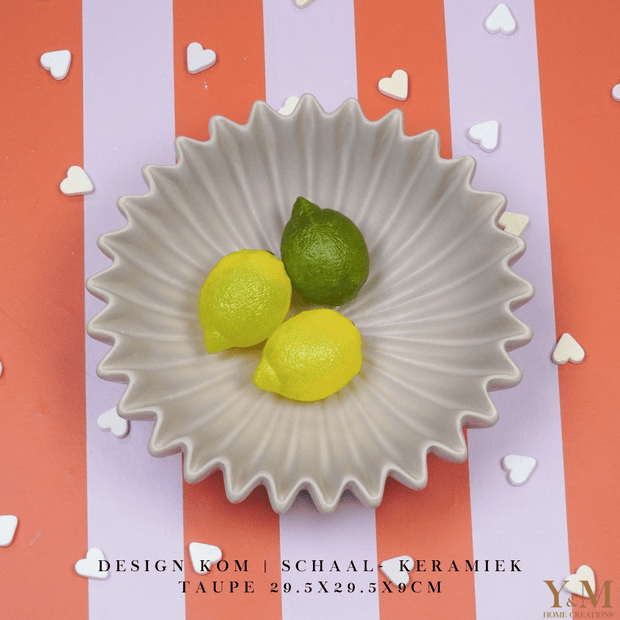 Taupe | Bruin Wave schaal, keramiek.  Prachtige waaier schaal | Kom. Vorm van een koffiefilter. Mooi als decoratie of voor praktisch gebruik: deze plissékom past altijd en in elk interieur!