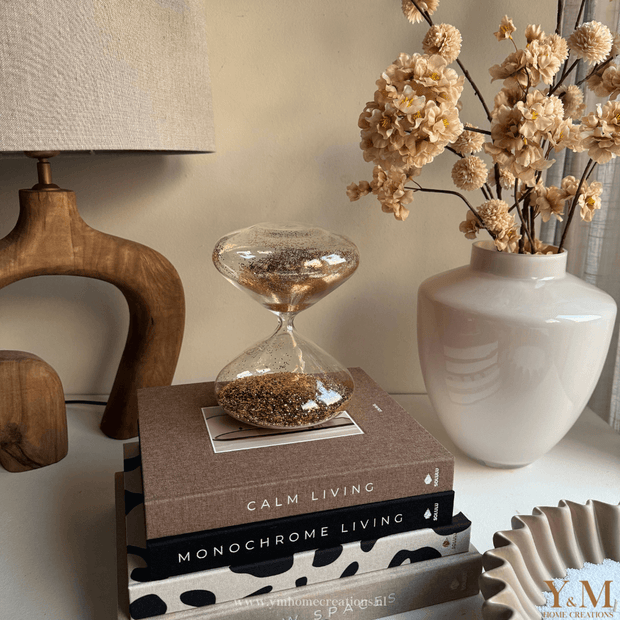 Decoratie Zandloper Goud Glitters. Eyecatcher in huis. TREND VAN NU. Mooi op plateau, op een stapel design boeken of los in een vakkenkast. 