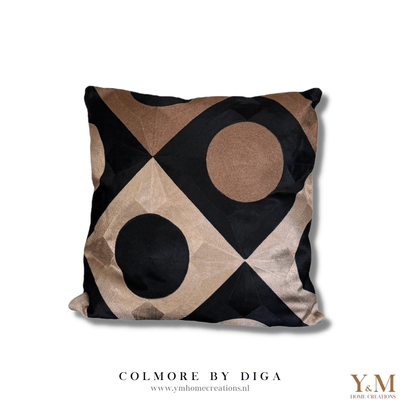 Black Bronze Taupe Graphic CO 50x50 Luxe Sierkussens Mooie luxe sierkussens van het mooie merk Colmore by Diga, die heel goed passen op jouw bank / sofa maar ook op bed. “Style je (lounge) bank, bed helemaal af met onze prachtige luxe kussens!”