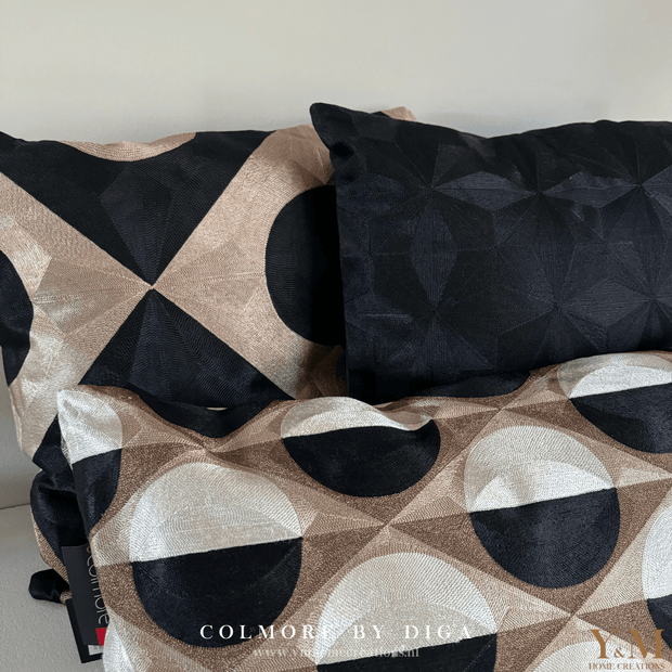 Black Bronze Taupe Graphic CO 50x50 Luxe Sierkussens Mooie luxe sierkussens van het mooie merk Colmore by Diga, die heel goed passen op jouw bank / sofa maar ook op bed. “Style je (lounge) bank, bed helemaal af met onze prachtige luxe kussens!”