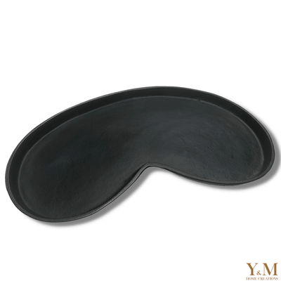 Deze prachtige zwart kidney tray, van metaal in de kleur zwart, is echt een exclusief woonaccessoires die je niet veel zal tegenkomen. De Kidney tray heeft een organische vorm die op dit moment echt een trend is