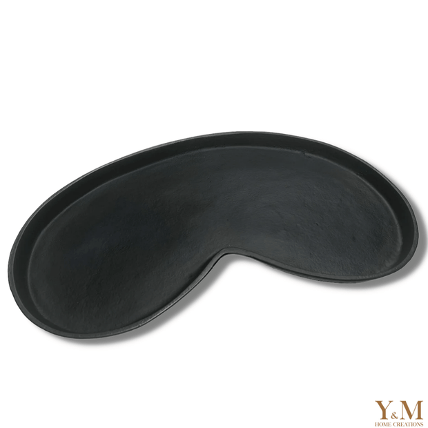 Deze prachtige zwart kidney tray, van metaal in de kleur zwart, is echt een exclusief woonaccessoires die je niet veel zal tegenkomen. De Kidney tray heeft een organische vorm die op dit moment echt een trend is