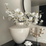 VTW Kagera Vaas  Ø33 x H32 cm Ivoor | Ivory - Vase The World - Shop bij Y&M  Deze unieke Pastel Vaas van het unieke merk Vase The World  is een mooi, luxe & exclusief item in elk interieur.