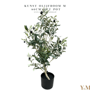 KUNST OLIJFBOOM Trend van nú. Geef je interieur een schitterende uitstraling met deze elegante, stijlvolle olijfboom! Een olijf bonsai boom met vertakkingen, groene bladeren en zwarte olijven eraan. Deze olijfbomen zijn van uitstekende kwaliteit, zien er prachtig uit in elke ruimte. Geeft een mediterrane sfeer.