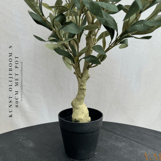 Kunst olijfboom met pot 60cm met Zwarte olijven. Geef je interieur een schitterende uitstraling met deze elegante, stijlvolle olijfboom! Een olijf bonsai boom met vertakkingen, groene bladeren en zwarte olijven eraan. Geeft een mediterrane sfeer.