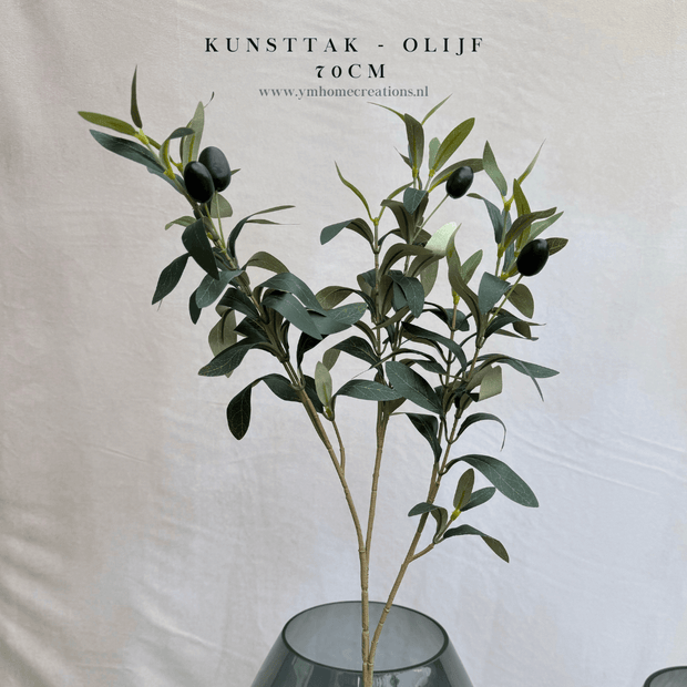 Kunst olijftak 70cm met Zwarte olijven. Geef je interieur een schitterende uitstraling met deze elegante, stijlvolle olijtakken! Een olijftak met vertakkingen, groene bladeren en zwarte olijven eraan. Geeft een mediterrane sfeer.