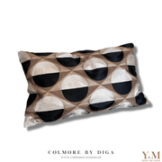 Black Bronze Taupe Graphic CO 60x35 Luxe Sierkussens Mooie luxe sierkussens van het mooie merk Colmore by Diga, die heel goed passen op jouw bank / sofa maar ook op bed. “Style je (lounge) bank, bed helemaal af met onze prachtige luxe kussens!”
