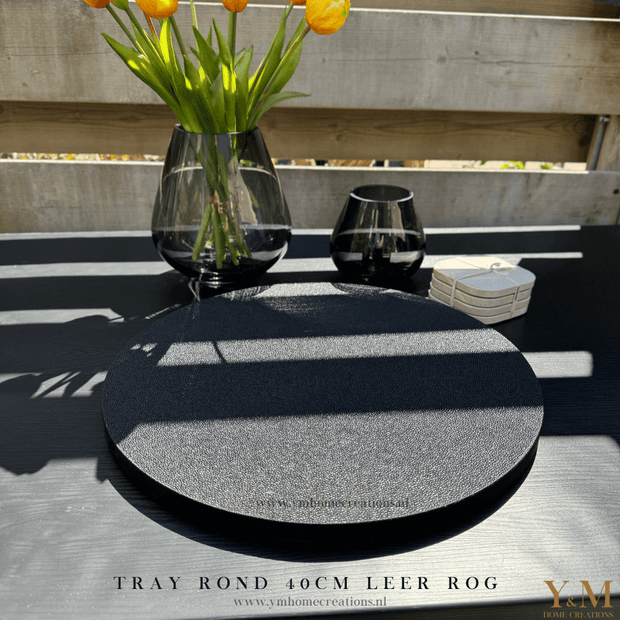 Luxe, Exclusief Rog Leer Tray zwart 40cm rond. Stijl jouw luxe, trendy woonaccessoires af op een uniek dienblad | tray bij Y&M Home Creations