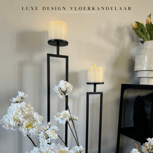 Prachtige Luxe Design zwarte metaal voetkandelaar 80cm van Vase The World, met een modern strak uiterlijk.  “Mooie chique, moderne kaarsenhouder. Een statement in jouw interieur!” Shop bij Y&M