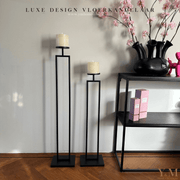 Prachtige SET Luxe Design zwarte metaal voetkandelaar 80 & 100cm hoog van Vase The World, met een modern strak uiterlijk.  “Mooie chique, moderne kaarsenhouder. Een statement in jouw interieur!” Shop bij Y&M