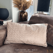 Design Taupe Mozaïek CO  60x35 Luxe Sierkussens Mooie luxe sierkussens van het mooie merk Colmore by Diga, die heel goed passen op jouw bank / sofa maar ook op bed. “Style je (lounge) bank, bed helemaal af met onze prachtige luxe kussens!”