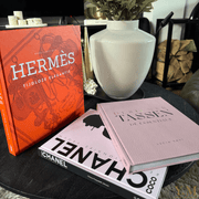 Ontdek het luxe tafelboek Coco Chanel  - Designer Tassen - Hèrmes (NL) voor Interieurliefhebber. Inspirerend, stijlvol en perfect voor een chic interieur.
