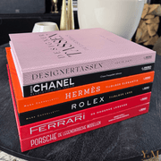 Ontdek het luxe tafelboek Coco Chanel  - Designer Tassen - Hèrmes  - Rolex - Porsche - Ferrari (NL) voor Interieurliefhebber. Inspirerend, stijlvol en perfect voor een chic interieur.