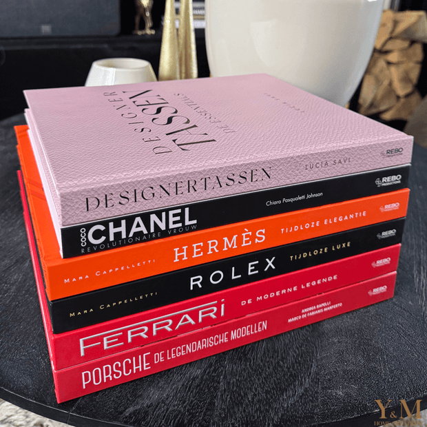 Ontdek het luxe tafelboek Coco Chanel  - Designer Tassen - Hèrmes  - Rolex - Porsche - Ferrari (NL) voor Interieurliefhebber. Inspirerend, stijlvol en perfect voor een chic interieur.