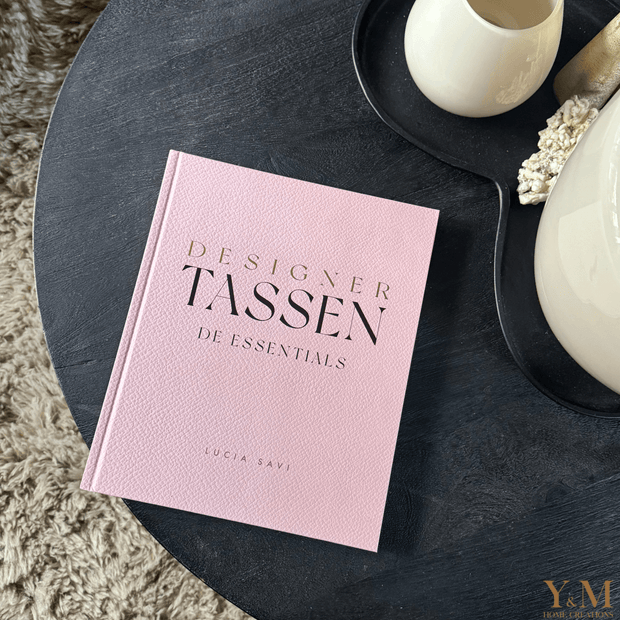 Ontdek het luxe tafelboek Designer tassen – De Essentials bij Interieurliefhebber. Stijlvol, inspirerend en perfect voor een chique salontafel.