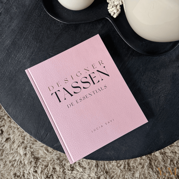Ontdek het luxe tafelboek Designer tassen – De Essentials bij Interieurliefhebber. Stijlvol, inspirerend en perfect voor een chique salontafel.