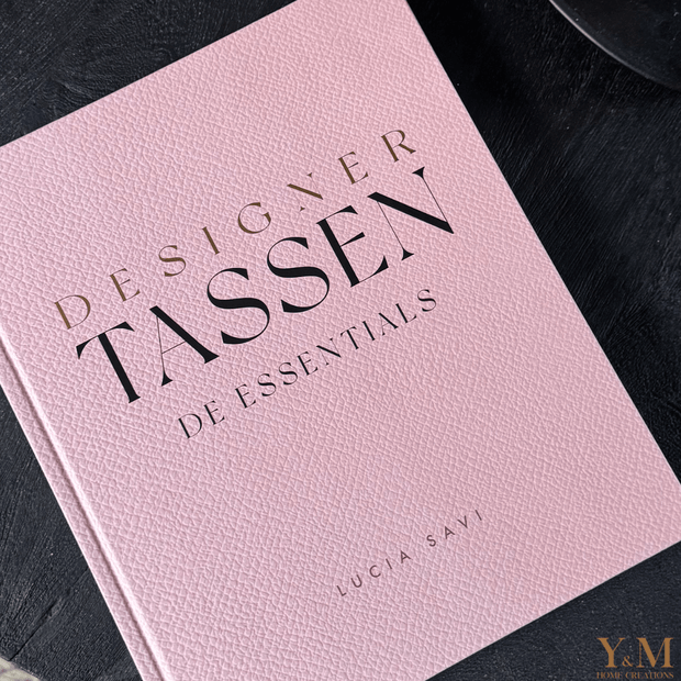 Ontdek het luxe tafelboek Designer tassen – De Essentials bij Interieurliefhebber. Stijlvol, inspirerend en perfect voor een chique salontafel.