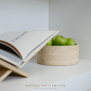 Luxe travertine fruitschaal | bak rond 24x10cm van MOOISA zijn een prachtige toevoeging aan jouw interieur. Supermooi, elegant, stoer & luxe. Dienblad gemaakt uit mooi natuurlijk massief beige, crème travertijn. 