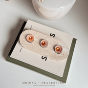 MOOISA Travertine Waxinelichthouder 3 Stuks op 1 Plateau. Prachtige toevoeging aan jouw interieur. Supermooi, elegant, stoer & luxe Kandelaar, gemaakt uit mooi natuurlijk massief beige, crème travertijn. TREND VAN NU