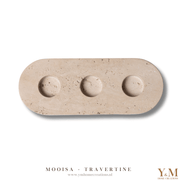 MOOISA Travertine Waxinelichthouder 3 Stuks op 1 Plateau. Prachtige toevoeging aan jouw interieur. Supermooi, elegant, stoer & luxe Kandelaar, gemaakt uit mooi natuurlijk massief beige, crème travertijn. TREND VAN NU