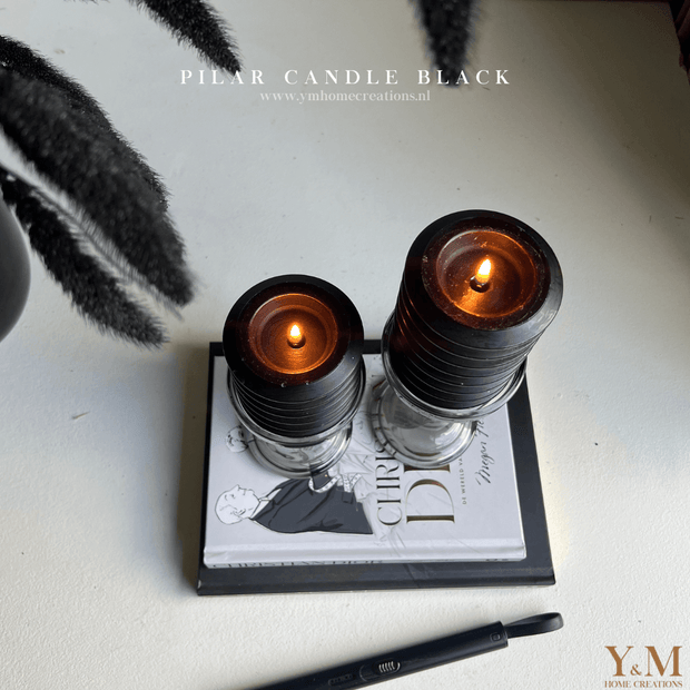 Pillar Candle Layered Circles Black | Zwart Medium. Mooi met de glazen kaarsenhouders, ook te koop bij Y&M