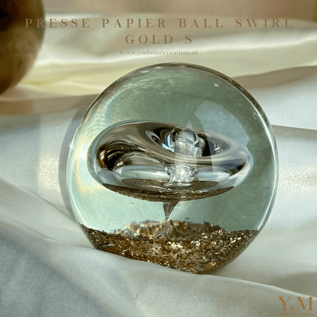 Presse Papier Ball  Swirl S - J-LINE Bubbels Gold. Een Trend van nú & een echte eyecatcher in huis. Decoratieve bal | bol voor in vele interieurs 