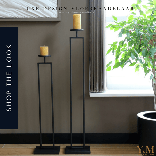 Prachtige SET Luxe Design zwarte metaal voetkandelaar 80 & 100cm hoog van Vase The World, met een modern strak uiterlijk.  “Mooie chique, moderne kaarsenhouder. Een statement in jouw interieur!” Shop bij Y&M