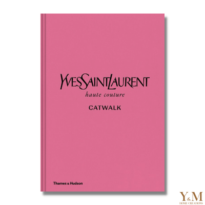 Tafelboek Yves Saint Laurent Catwalk , The Complete Collection – Prachtig boek. Deze definitieve publicatie opent met een beknopte geschiedenis van het huis, gevolgd door een kort biografisch profiel van Yves Saint Laurent.  Koffietafelboek voor op de salontafel, leestafel en dressoir.
