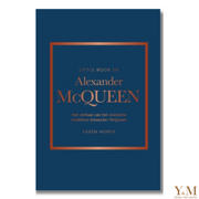 Tafelboek Het verhaal van Alexander McQueen. Prachtig Koffietafelboek voor op de salontafel, leestafel en dressoir. Mooi inspiratie boek en eerbetoon aan het legendarische Modehuis Alexander McQueen. In woord en Beeld