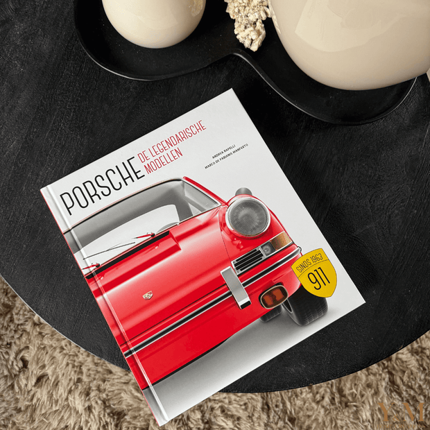 Ontdek het luxe tafelboek Porsche – De Legendarische Modellen (NL) bij Interieurliefhebber. Vol iconische auto’s, fotografie en tijdloos design.