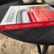 Ontdek het luxe tafelboek Porsche – De Legendarische Modellen (NL) bij Interieurliefhebber. Vol iconische auto’s, fotografie en tijdloos design.