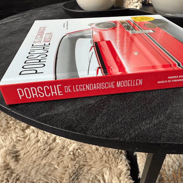 Ontdek het luxe tafelboek Porsche – De Legendarische Modellen (NL) bij Interieurliefhebber. Vol iconische auto’s, fotografie en tijdloos design.