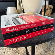 Ontdek het luxe tafelboek Rolex, Porsche, Ferrari (NL) bij Interieurliefhebber. Prachtige fotografie, iconische horloges, auto's en tijdloze elegantie voor je interieur.