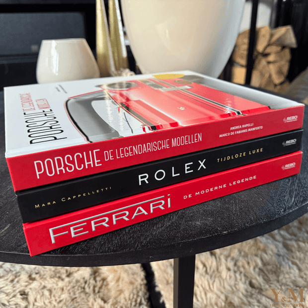 Ontdek het luxe tafelboek Rolex, Porsche, Ferrari (NL) bij Interieurliefhebber. Prachtige fotografie, iconische horloges, auto's en tijdloze elegantie voor je interieur.