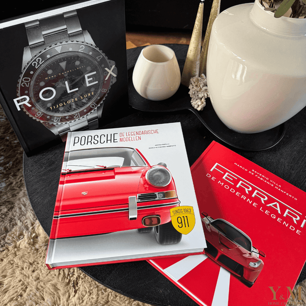 Ontdek het luxe tafelboek Rolex, Porsche, Ferrari (NL) bij Interieurliefhebber. Prachtige fotografie, iconische horloges, auto's en tijdloze elegantie voor je interieur.