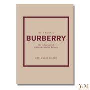 Little Book of Burberry is een stijlvol boek over het iconische modehuis Burberry van het bescheiden begin in 1856 tot nu. Verschijnt in de fraaie serie 'Little Book of...' Shop bij Y&M Home Creations