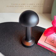 Zwarte Design Paddenstoel Tafellamp Lampa, hoogwaardige kwaliteit, oplaadbaar d.m.v. een USB, dimbaar, 3 kleur intensiviteit & draadloos. “Een betaalbare 'chique' lamp!” Zoals in een vakkenkast, op een dressoir. Mooie leeslamp, bureaulamp, nachtlamp