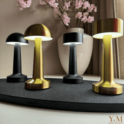 Gouden Design Paddenstoel Tafellamp Lampa, hoogwaardige kwaliteit, oplaadbaar d.m.v. een USB, dimbaar, 3 kleur intensiviteit & draadloos. “Een betaalbare 'chique' lamp!” Zoals in een vakkenkast, op een dressoir. Mooie leeslamp, bureaulamp, nachtlamp