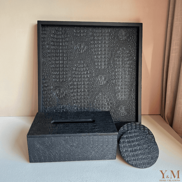 Exclusieve, Luxe Zwart Leren Croco Print Tissuebox Uniek & strakke doos in al zijn eenvoud en superhandig in gebruik en echt geschikt om ook bij jouw prachtige accessoires te stijlen .