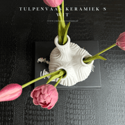 Deze aparte mat witte tulpen vaas Cebola maat S is gemaakt van keramiek en wat je noemt uniek door zijn vorm. Wordt ook wel uienvaas, toetervaas, bollenvaas genoemd. De vaas is mooi met o.a real touch tulpen.