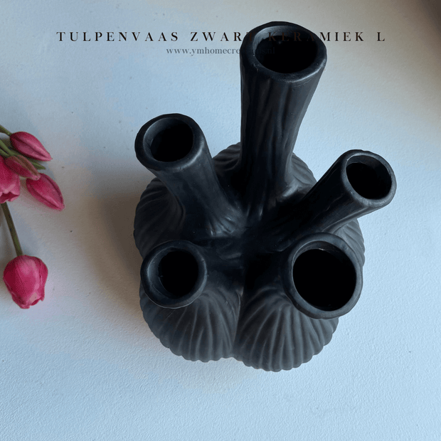 Deze aparte mat zwarte tulpenvaas Moyo maat S is gemaakt van keramiek en wat je noemt uniek door zijn vorm. Wordt ook wel uienvaas, toetervaas, bollenvaas genoemd. De vaas is mooi met o.a real touch tulpen.