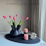Deze aparte mat zwarte tulpenvaas Moyo maat S is gemaakt van keramiek en wat je noemt uniek door zijn vorm. Wordt ook wel uienvaas, toetervaas, bollenvaas genoemd. De vaas is mooi met o.a real touch tulpen.