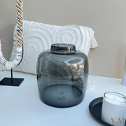 Y&M Home Creations - Vase the World Bartica Rookglas  Vaas Grey.  Deze VTW gave collectie wil je gewoon in huis hebben.  Uniek, Luxe, Exclusief vazen. Mooi met en zonder bloemen! Echt een parel in jouw huis